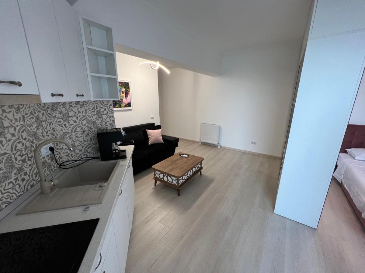 Kitty Studio Sunset Lake Apartment Mamaia Exterior photo