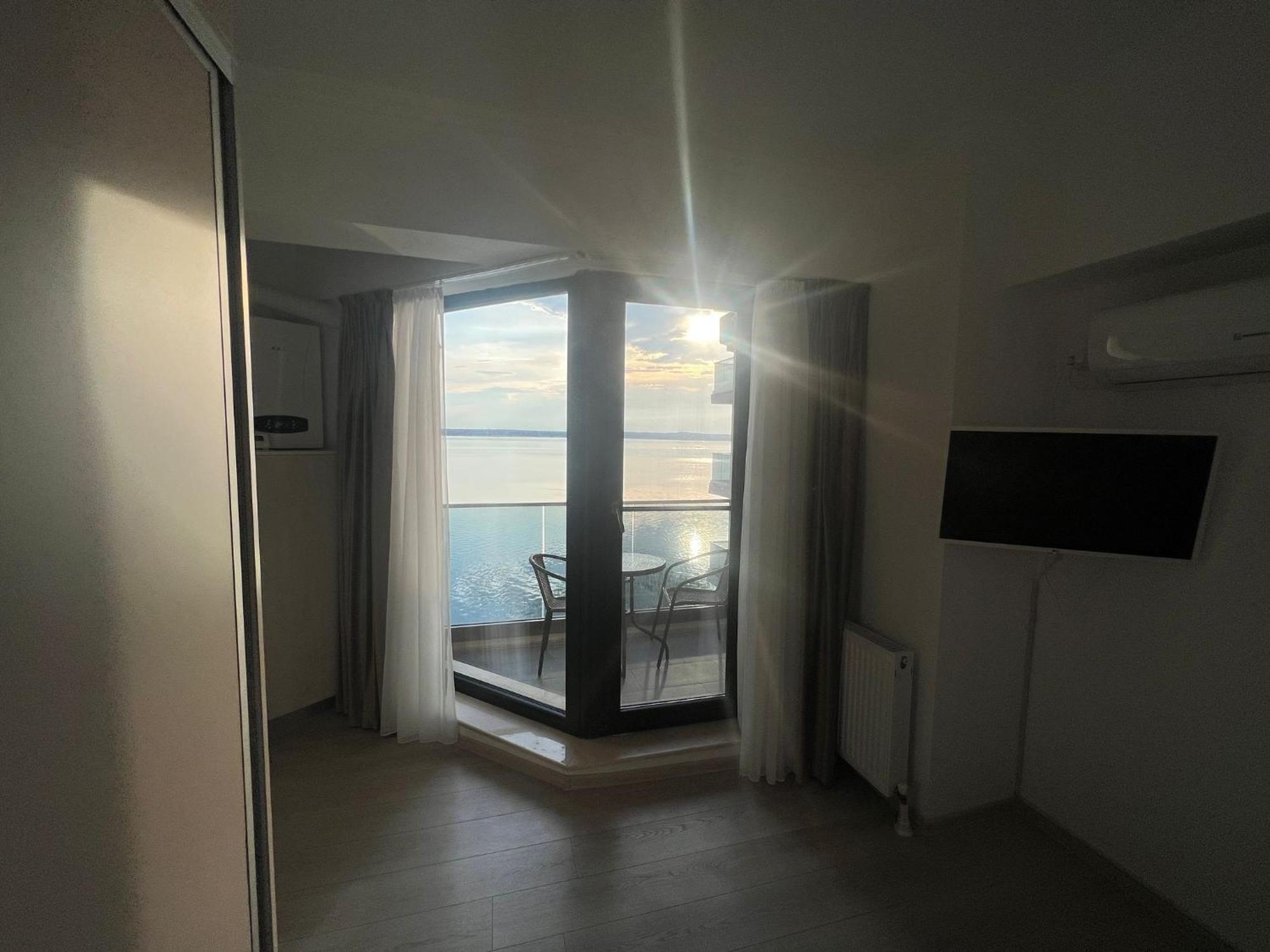 Kitty Studio Sunset Lake Apartment Mamaia Exterior photo
