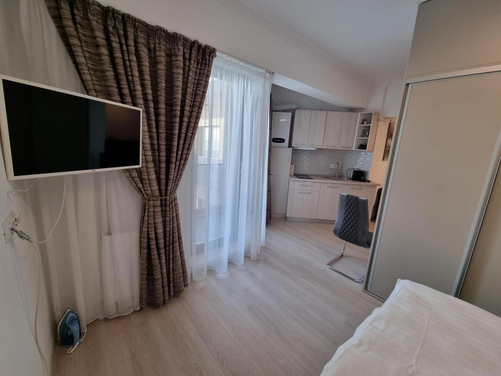 Kitty Studio Sunset Lake Apartment Mamaia Exterior photo