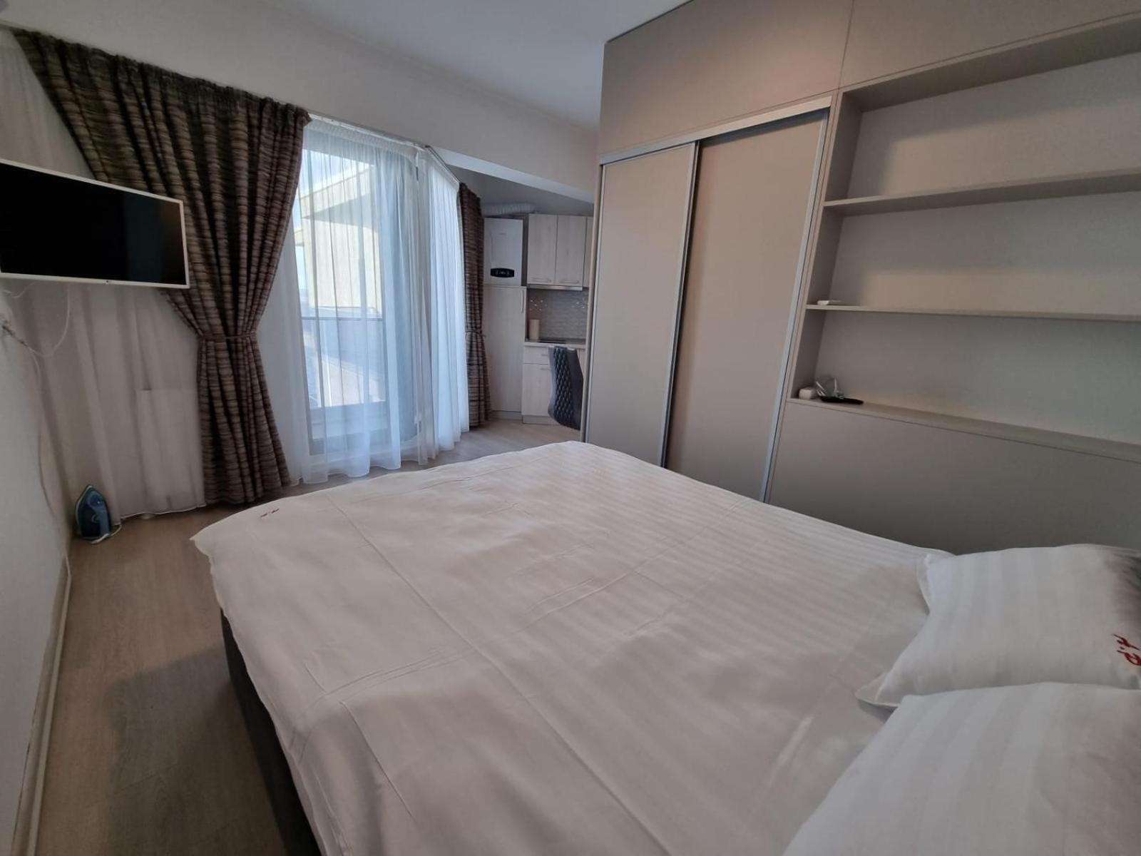 Kitty Studio Sunset Lake Apartment Mamaia Exterior photo